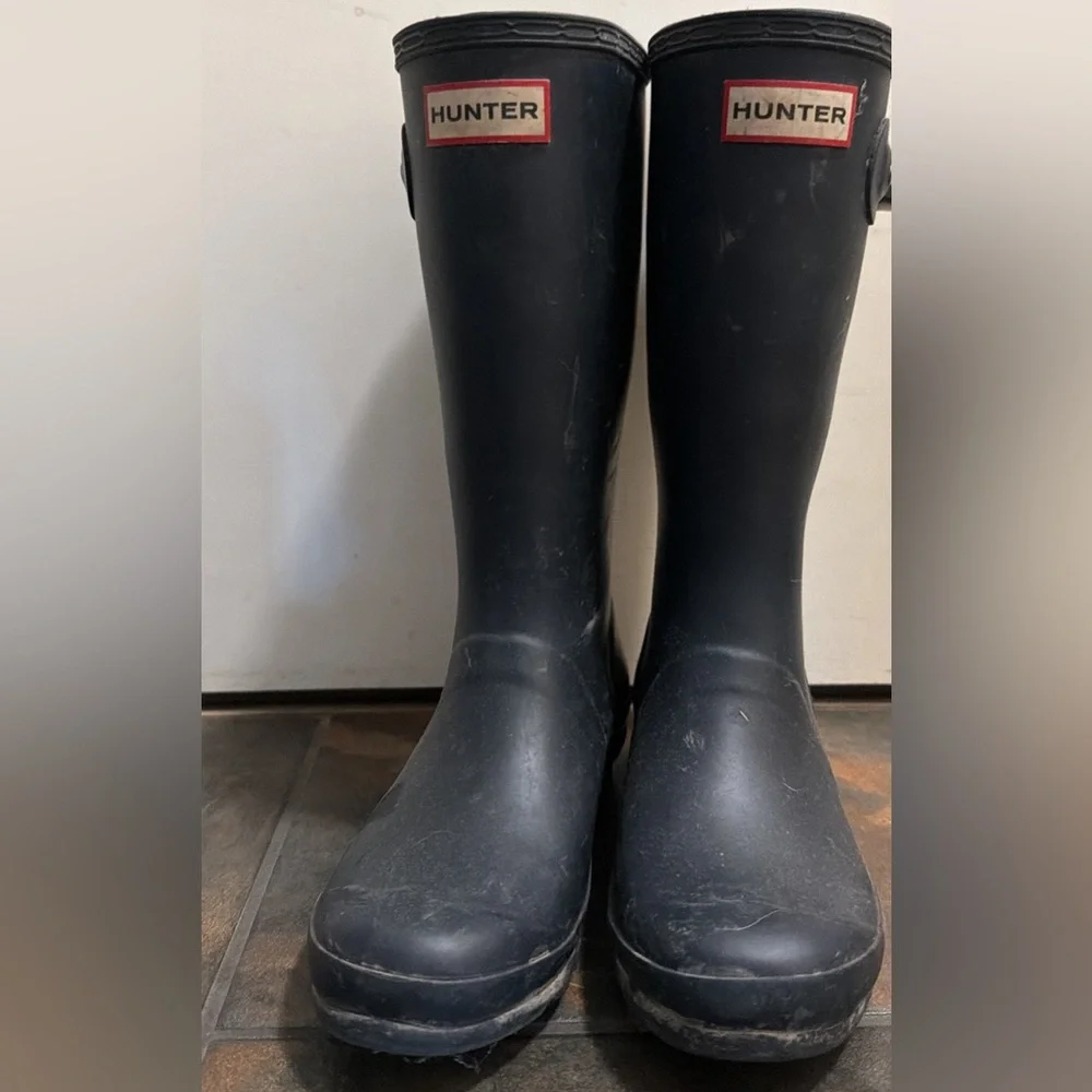 Big Kids Hunter Navy Tall Rubber Rain Boots with reflective Logo Trim; size 3